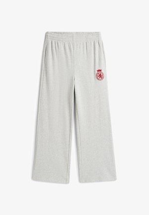 Lys grå sweatpants med elastisk talje, sidelommer og et rødt broderet logo på venstre lår. Blødt, struktureret stof.