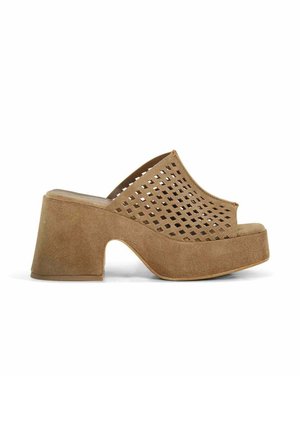 Mule ouverte marron en daim avec talon bloc et dessus perforé à motif losange, montrée de profil sur fond blanc.