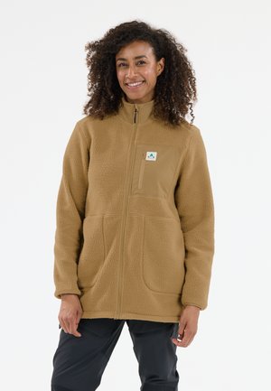 Veste en polaire marron avec un col haut, une fermeture éclair sur le devant et une poche à patch. Possède deux poches avant et un tissu texturé.