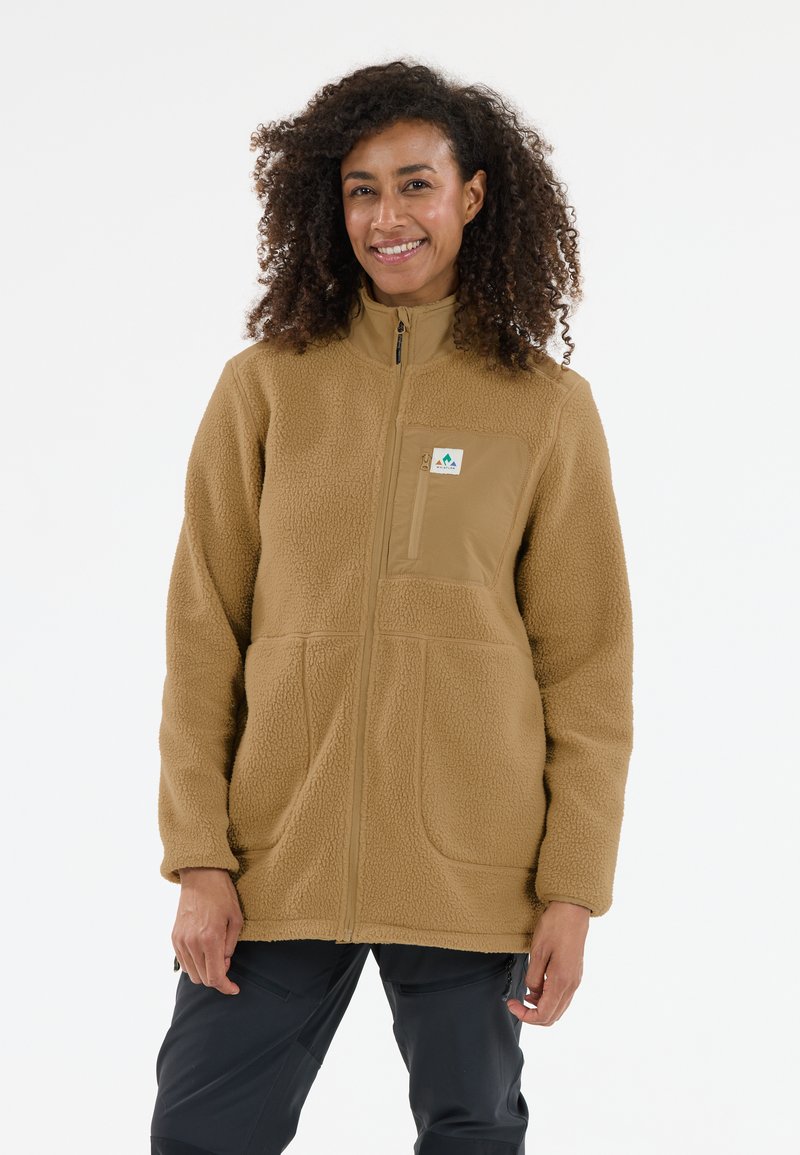 Braune Fleece-Jacke mit hohem Kragen, Frontreißverschluss und aufgesetzter Tasche. Verfügt über zwei Fronttaschen und strukturierten Stoff.