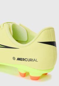 Neoonkollane jalgpallikets musta swooshi logo, "Mercurial" tekst ja oranžide näpuotsadega torkeplokid valgel taustal.