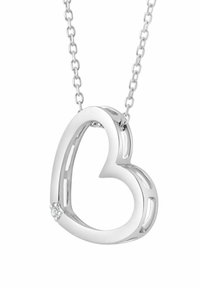 Srebrny wisiorek w kształcie serca z otwartym wzorem i małym przejrzystym kamieniem jako akcentem, zawieszony na delikatnym srebrnym łańcuszku.