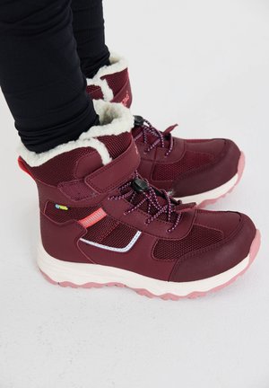 Bordeaux vinterstøvler med faux fur-foring, struktureret mesh og syntetisk overdel, med rosa ydersål og justerbart snøringssystem.