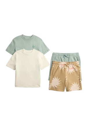 Deux t-shirts unis à manches courtes en vert sauge et crème, associés à un short vert sauge et un short beige avec des imprimés de soleil blancs et le texte « Island Life ».