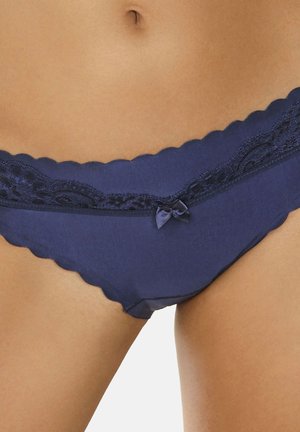 Marineblaue Unterwäsche mit Spitzenbesatz verfügt über einen gewellten Bund, glattes Material und ein kleines Schleifenakzent in der Mitte vorne.