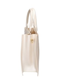 Borsa tote beige con una texture liscia, manici arrotondati e dettagli hardware in oro. Presenta un design strutturato e senza chiusura.