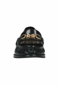 Zwarte leren instapschoenen met een afgeronde neus, decoratieve gouden kettingaccent en geplooid detail langs de bovenrand. Gladde textuur.