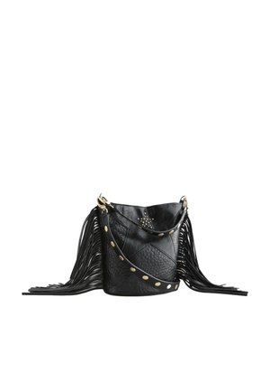 Fekete texturált bőr vödörtáska arany szegecsekkel, széles pánt arany gombokkal és hosszú bőr bojt mindkét oldalon.