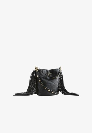 Borsa secchiello in pelle nera testurizzata con borchie dorate, tracolla larga con bottoni dorati e lunghe frange di pelle su entrambi i lati.