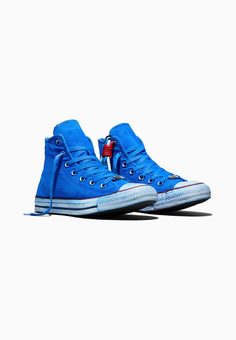 Paar hellblaue High-Top-Sneaker mit weißen Sohlen und Schnürsenkeln, leicht geneigt mit einem offenen Schnürsenkel vor weißem Hintergrund.
