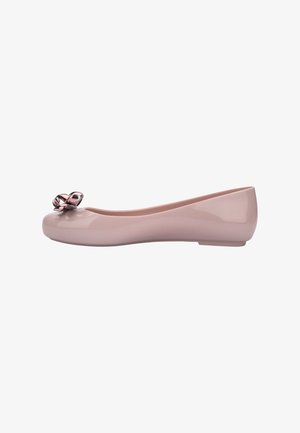Pantofole ballerine in vernice rosa con punta arrotondata e un elegante dettaglio a fiocco metallico sul davanti. Texture liscia e lucida con tacco basso.