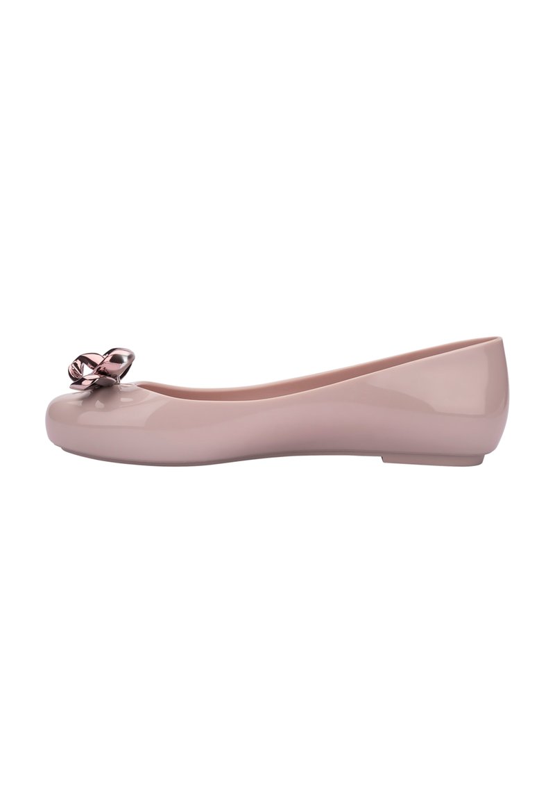Pantofole ballerine in vernice rosa con punta arrotondata e un elegante dettaglio a fiocco metallico sul davanti. Texture liscia e lucida con tacco basso.