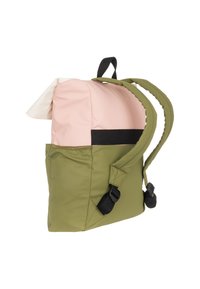Grön ryggsäck med en rosa topp, tillverkad av lättviktsmaterial. Har justerbara axelremmar och en framficka med en svart detalj.