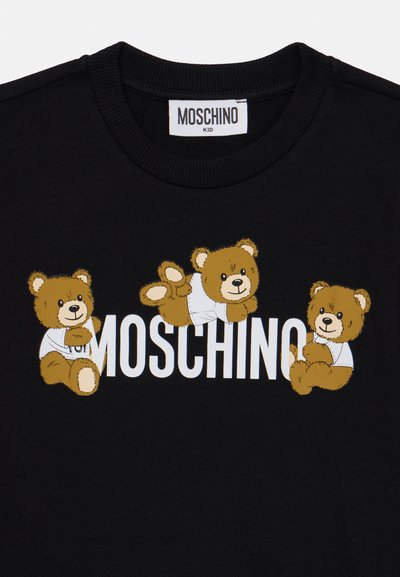Sudadera negra con tres osos de dibujos animados en camisetas blancas, con un audaz texto "MOSCHINO" debajo. Tejido suave, cuello redondo.