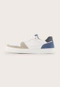 Weiße Sneakers mit Wildleder in Beige und blauen Akzenten, perforierten Details, Schnürung vorne und einer strukturierten Gummisohle. Minimalistisches Design.