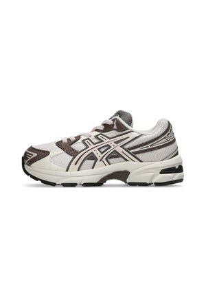 Sneaker sportiva bianca e marrone con tessuto in mesh, sovrapposizioni sintetiche, chiusura con lacci e suola ammortizzata, vista dal lato esterno.