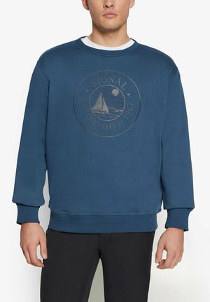 Blå sweatshirt med lange ærmer, ribbet manchetter og talje. Den cirkulære grafik, der er præsenteret, inkluderer en sejlbåd og teksten "SIGNAL ETABLERT 1967."