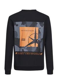 Sweat-shirt noir avec un imprimé graphique en orange et gris, comprenant du texte et un motif de boussole. Poignets et col côtelés.