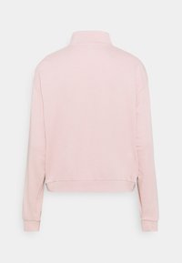 Sudadera rosa claro con cuello simulado, puños acanalados y dobladillo corto. Fabricada en un material suave y texturizado sin patrones visibles.