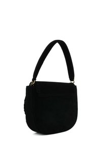 Borsa in suede nera a forma di mezzaluna, con manico corto e accessori in oro. Presenta dettagli cuciti sul sottopannello.