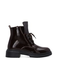 Brązowy lakierowany botek za kostkę z okrągłym noskiem, sznurowaniem z przodu i niskim blokowym obcasem. Posiada wzmocnione przelotki i szytą podeszwę.