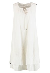 Ärmelloses weißes Kleid mit gerafftem Ausschnitt und vorderem Bindeband, das subtilen Blumenstickerei nahe dem Saum und mehrlagige Stoffdetails aufweist.