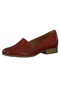 Ballerine rosse in pelle con finitura texturizzata, tacco basso impilato e design scivolato, caratterizzate da una punta affilata e accenti minimalisti.