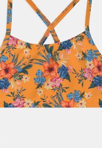 Oranger Bikini-Oberteil mit Blumenmuster, das über Kreuz tragende Träger, eine glatte Textur und lebendige Muster aus blauen und pinken Blumen aufweist.