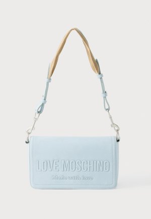 Világoskék téglalap alakú kézitáska bézs állítható pánttal és a "LOVE MOSCHINO Made with love" felirattal a frontflapon.