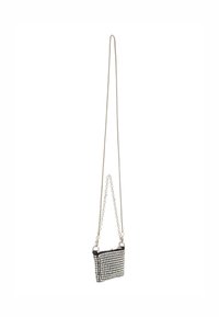 Piccola borsa rettangolare con una tracolla in catena metallica argento. Ricoperta di strass trasparenti con accenti neri, dotata di chiusura a zip.