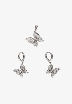 Zilveren vlinderhanger en bijpassende oorringen met getextureerde vleugels op een witte achtergrond.