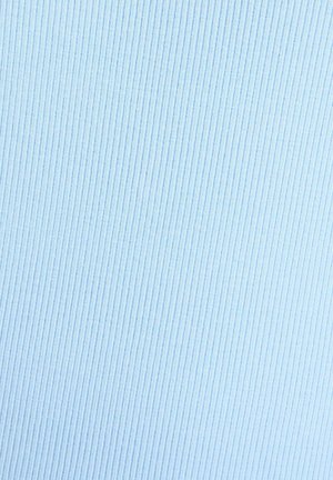 Tessuto azzurro chiaro con una fine texture a coste verticali, sottili linee equidistanti che corrono dall'alto verso il basso.