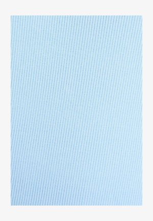 Tissu bleu clair avec une fine texture côtelée verticale, des lignes fines et espacées uniformément allant du haut vers le bas.