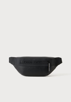 Sort læder Armani Exchange bæltetaske med lynlåslomme foran og justerbar rem på en ensfarvet lys baggrund.