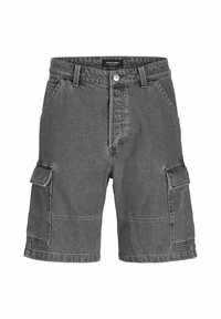 Shorts cargo gris en denim, présentant une coupe décontractée, plusieurs poches sur les côtés et des détails de couture. Fermeture à bouton et fermeture éclair.