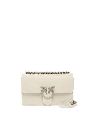 Borsa strutturata in pelle crema con chiusura a patta magnetica, tracolla a catena in tonalità argento e un emblema decorativo a forma di uccello sul davanti.