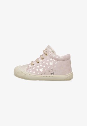 Chaussure pour tout-petit rose clair avec lacets dorés et motifs de cœurs métalliques, semelle en caoutchouc et coque de protection à l'avant, vue de côté sur fond blanc.