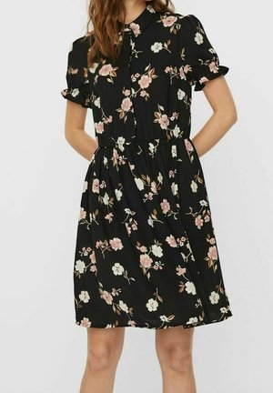 Czarna sukienka do kolan z różowo-białym kwiatowym wzorem, krótkimi bufkowatymi rękawami i dopasowaną talią.