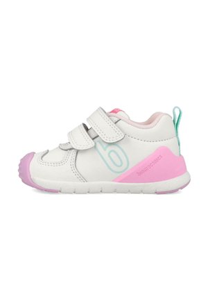 Zapatilla blanca y rosa para niño pequeño con doble cierre de velcro, logo azul verdoso, soporte rosa en el talón y lengüeta de tirón de color menta en la parte trasera.