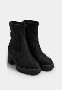 Czarne botki za kostkę wykonane z zamszu, z masywnym obcasem i żebrowaną gumową podeszwą. Projekt ma gładką, bezszwową cholewkę z bocznym zamkiem.