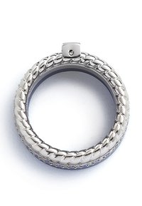 Silverarmband med flätad design, cirkulär form och en låsning upptill, med en liten ädelsten som accent. Slät yta.