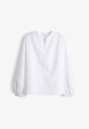 Langärmlige weiße Bluse mit V-Ausschnitt, elastischen Bündchen und dekorativen Spitzenbändern an den Ärmeln, auf weißem Hintergrund präsentiert.