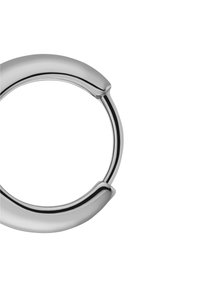Silverfärgad metallarmband med en slät, rundad design. Har en liten öppning i ena änden och en elegant, polerad yta.