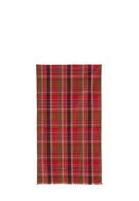 Rødt og brunt ternet tæppe med skiftevis striber i rød, mørkebrun og sort; frynset kant; blød tekstur.