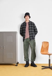 Jordan JORDAN STAY LOYAL 2 - Magas szárú sneakerek - black/anthracite