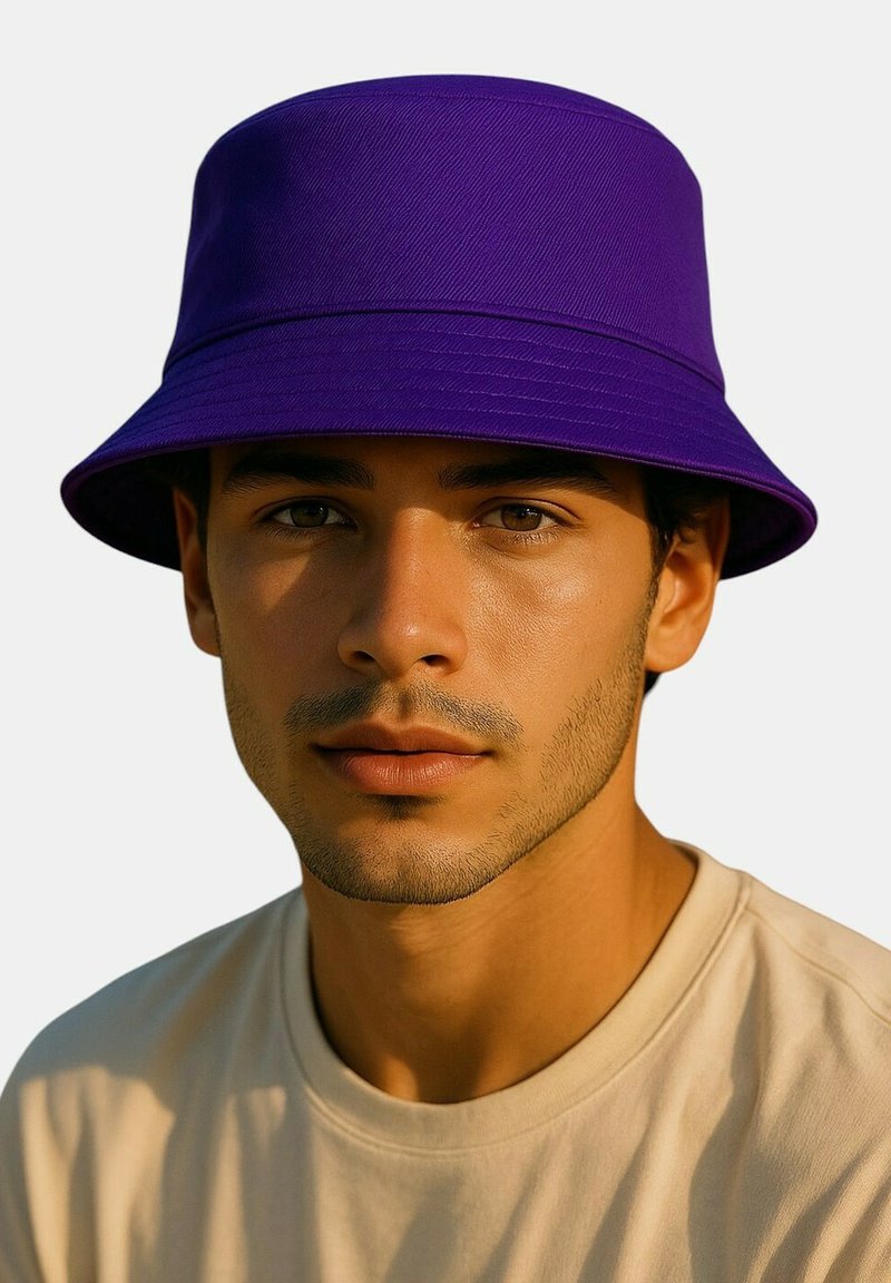 Cappello a secchiello viola realizzato in tessuto strutturato con una larga visiera, caratterizzato da un design semplice e senza motivi o dettagli visibili.