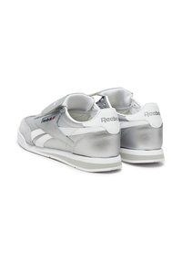 Sneaker in pelle argentata con dettagli bianchi, dotate di una fascia in velcro e finitura testurizzata. Stile mid-top con suola in gomma.