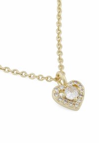 Guldhjärtformad hängehalsband med en central klar sten prydd med mindre klara stenar, fäst på en guldkedja med runda länkar.