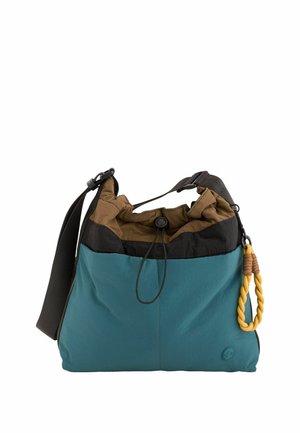 Bolso de hombro con cuerpo verde azulado, borde superior negro, interior marrón, correa negra ajustable y lazo trenzado amarillo unido.