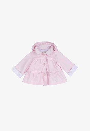 Veste pour tout-petits rose clair avec capuche, trois boutons à l'avant, taille froncée et manches repliées avec un motif subtil.